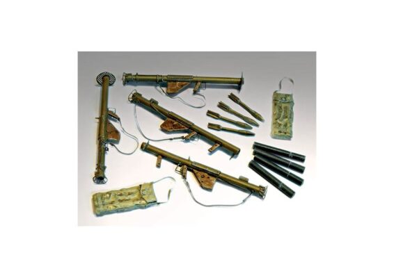 00326 Bazooka and M1A1